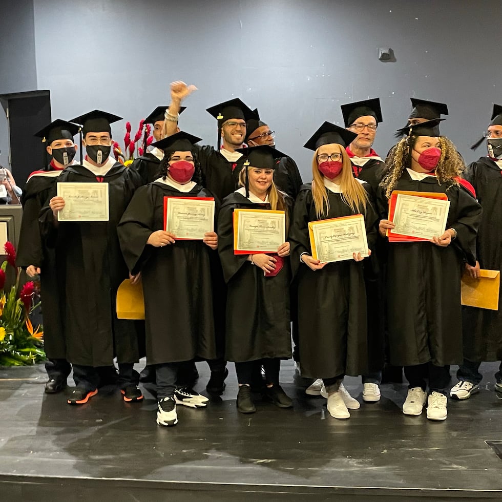 En junio de este año, se graduó la primera clase de estudiantes en confinamiento de la UPR.