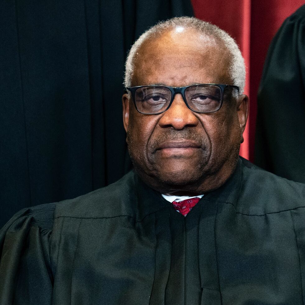 ARCHIVO - El juez Clarence Thomas posa para una foto de grupo el viernes 23 de abril de 2021, en la Corte Suprema en Washington. (Erin Schaff/The New York Times vía AP, Pool, archivo)