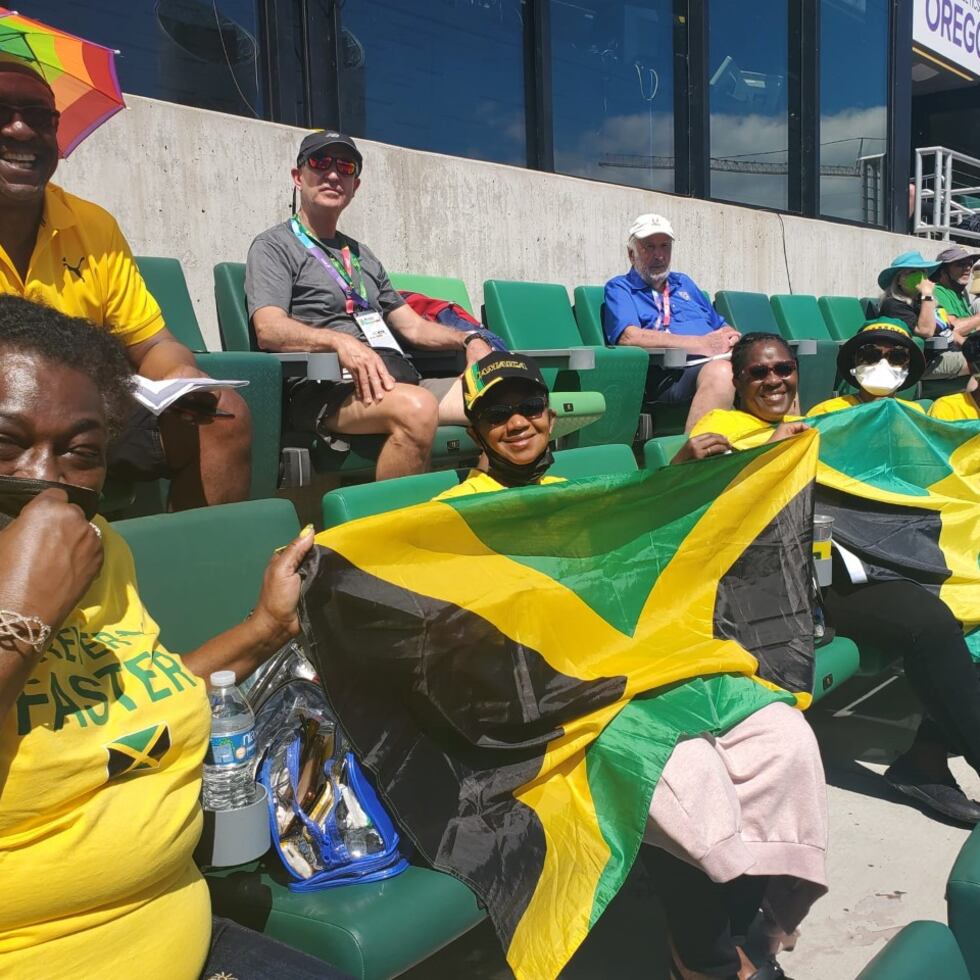 Un grupo de jamaiquinos disfrutan desde las gradas las competencias del Campeonato Mundial de atletismo que se celebran en Oregón.