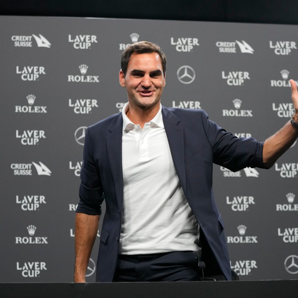 El suizo Roger Federer saluda durante una conferencia de prensa el miércoles en Londres.