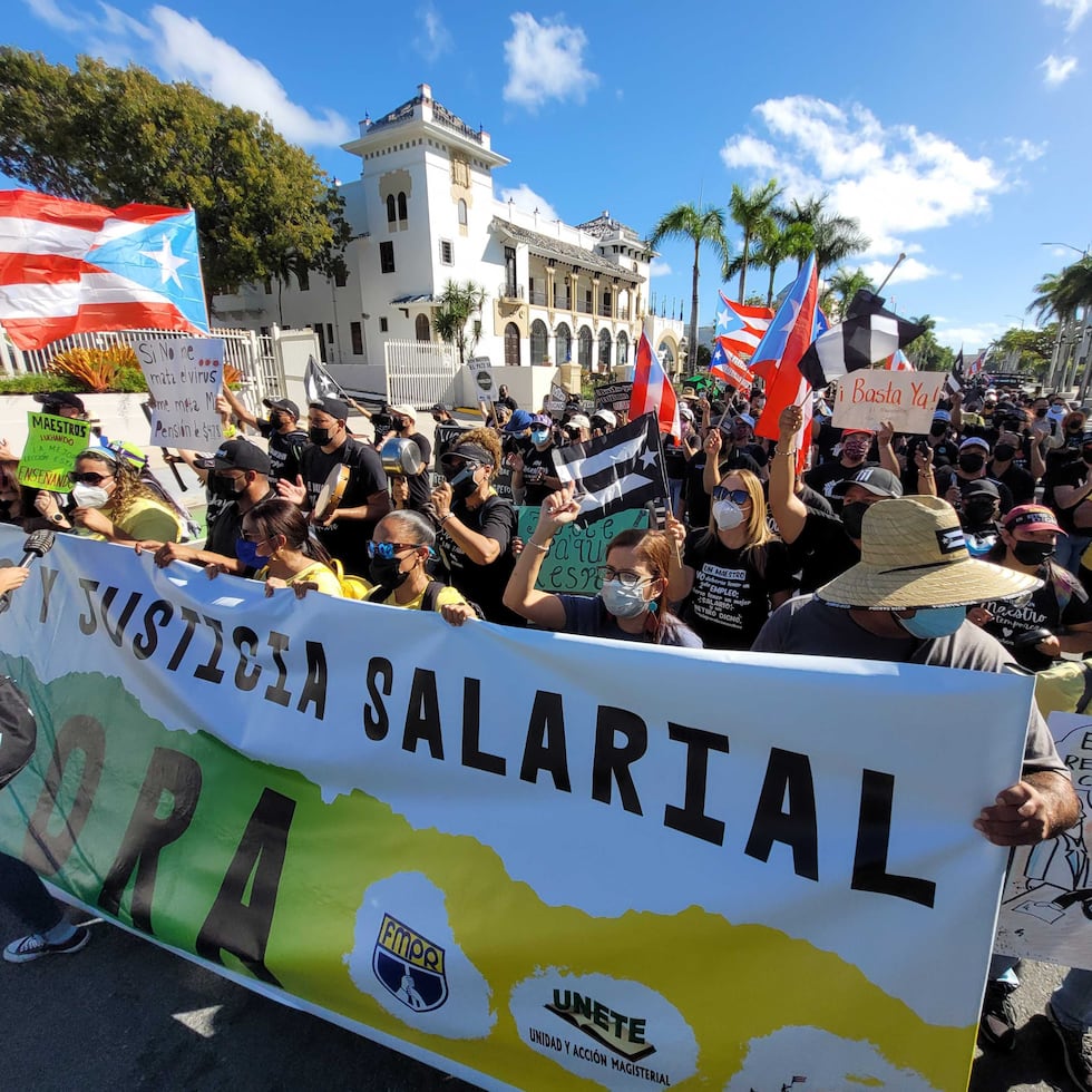 La marcha de maestros y maestras salió poco antes de las 10:00 a.m. hacia La Fortaleza.