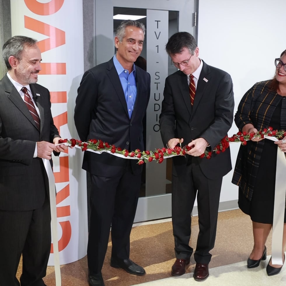 El presidente de la Universidad del Sagrado Corazón, Gilberto Marxuach, inauguró el nuevo estudio de televisión de la Escuela de Comunicación Ferré Rangel, junto al decano Gabriel Paizy, el profesor Luis Alberto Ferré y la provost Anuchka Ramos Ruiz.