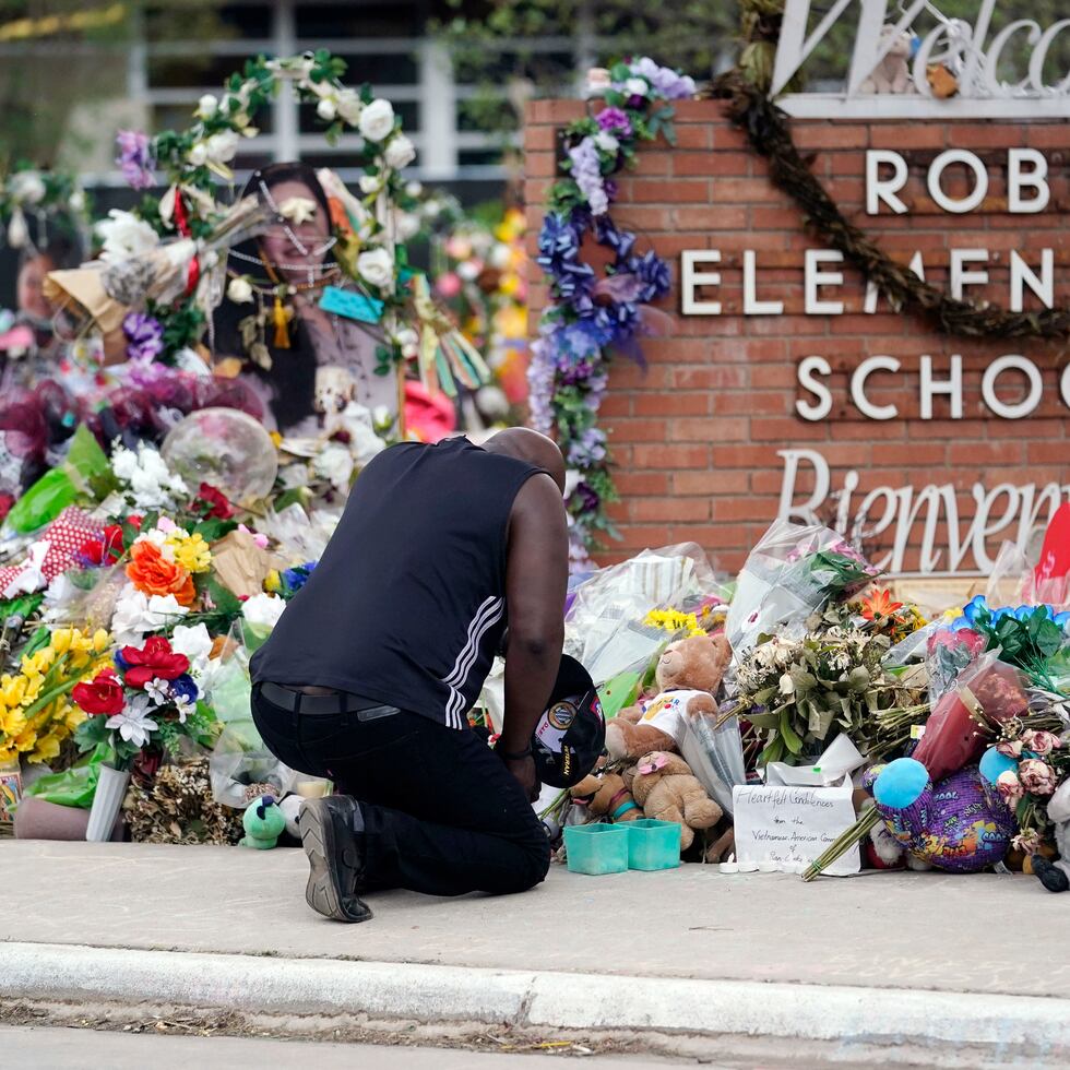 Reggie Daniels rinde tributo en un memorial en la Escuela Primaria Robb, en Uvalde, Texas.