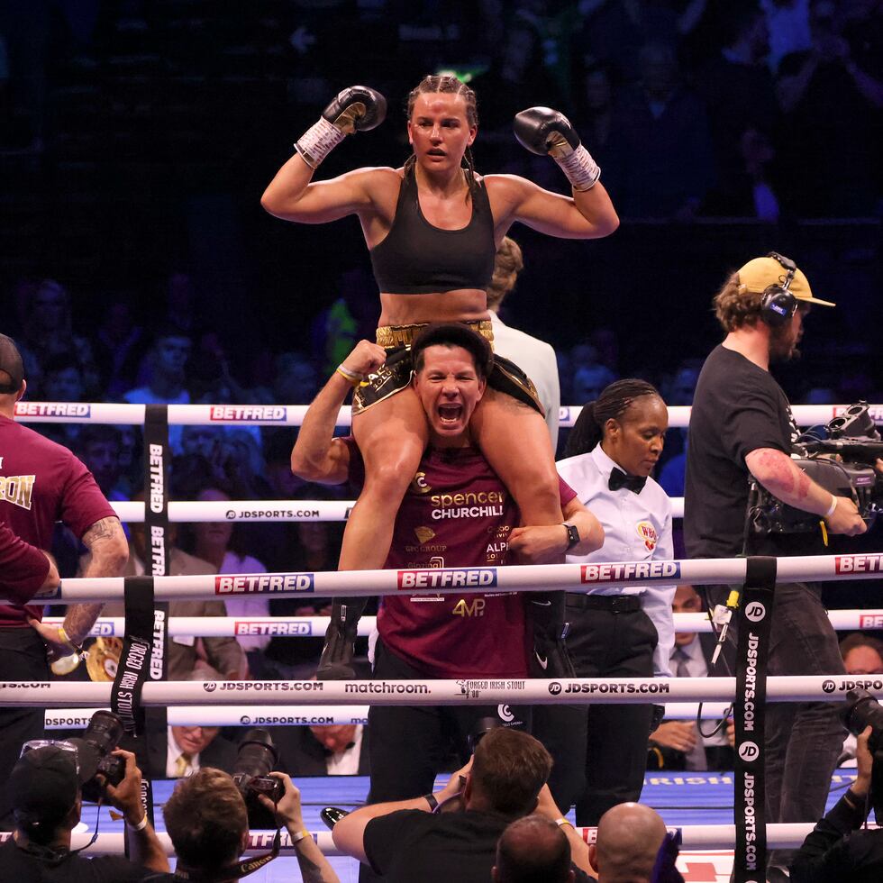 Chantelle Cameron celebra luego de escuchar la decisión de los jueces para imponerse a la irlandesa Katie Taylor, quien subió de división para retarla.