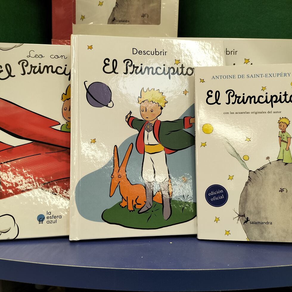 Ejemplares de la novela corta "El Principito" del escritor y aviador francés Antoine de Saint-Exupéry, publicada en 1943.