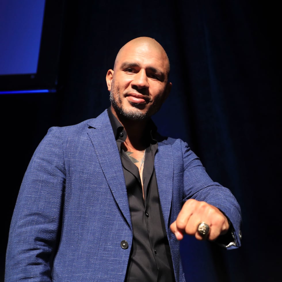 Miguel Cotto enseña la sortija que se le entrega a todos los integrantes del Salón de la Fama del Boxeo.