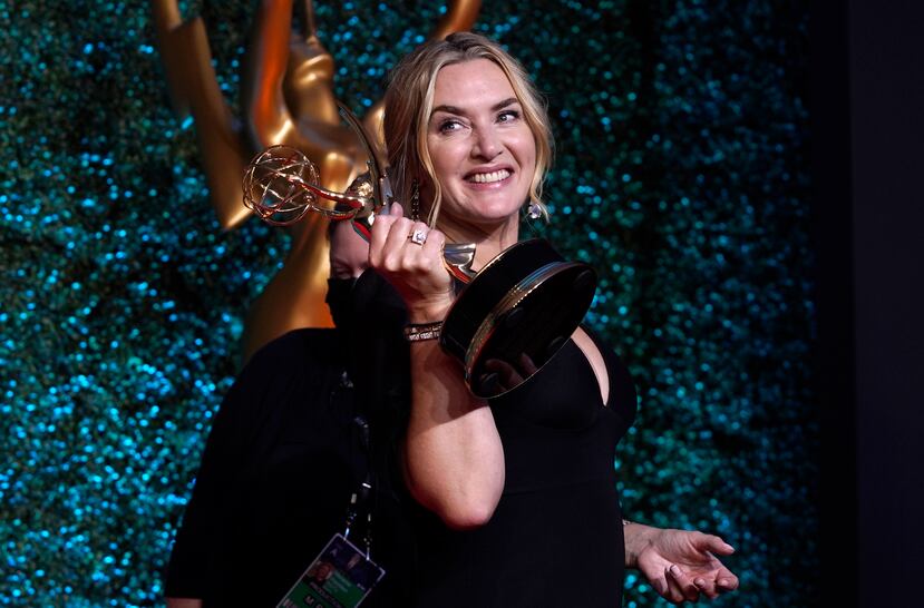 Kate Winslet recibió el galardón de mejor actriz en una serie limitada por su interpretación en "Mare of Easttown" de HBO.