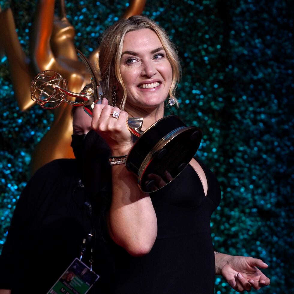 Kate Winslet recibió el galardón de mejor actriz en una serie limitada por su interpretación en "Mare of Easttown" de HBO.