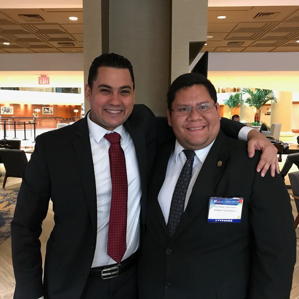 Jesús Alvelo Maurosa, a la izquierda, junto a Aldo López, subsecretario nacional de Ciencias y Tecnología de Guatemala.