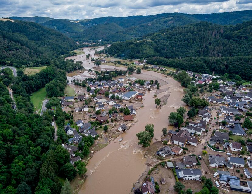 El río Ahr flota junto a casas destruidas en Insul, Alemania.