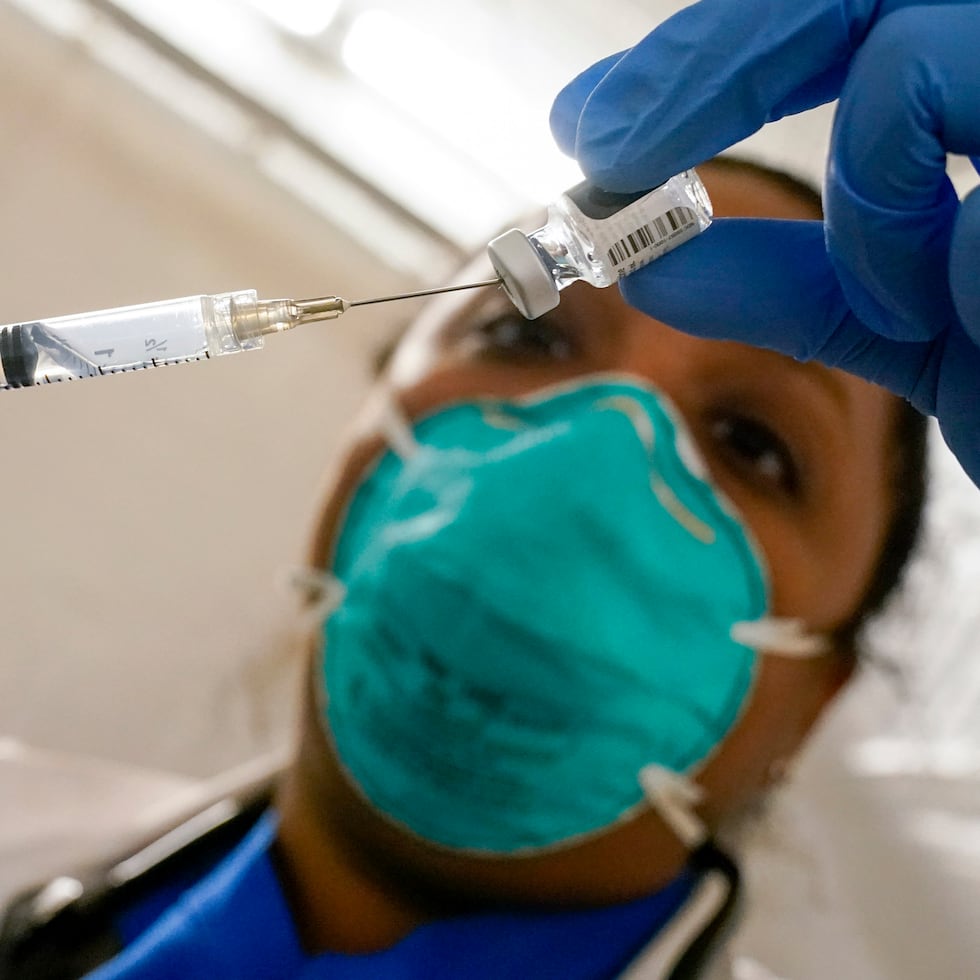 Una enfermera prepara una dosis de la vacuna de Pfizer-BioNTech contra el coronavirus SARS-CoV-2.