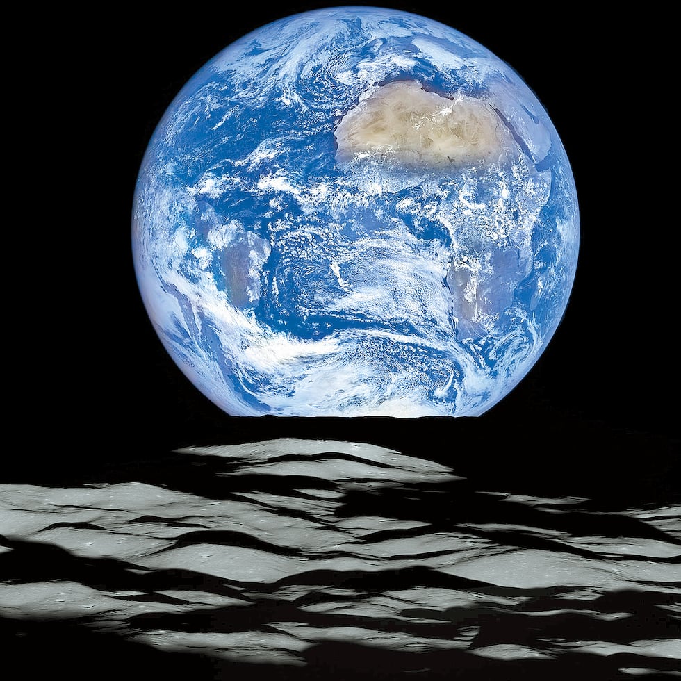 Fotografía del Planeta Tierra tomada desde la superficie de la Luna.