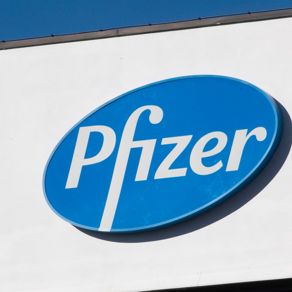 Vista del logo de la farmacéutica Pfizer, en una fotografía de archivo. EFE/Claudio Peri
