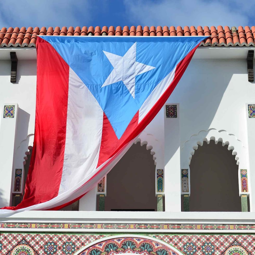 La bandera boricua en la fachada del Ateneo Puertorriqueño.
