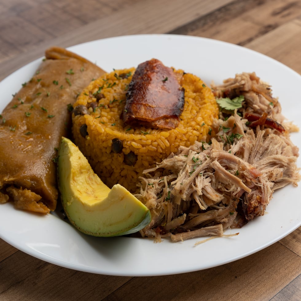 Entre los platos a degustar está  El Navideño, que consta de arroz con gandules, pernil asado y pastel de masa.