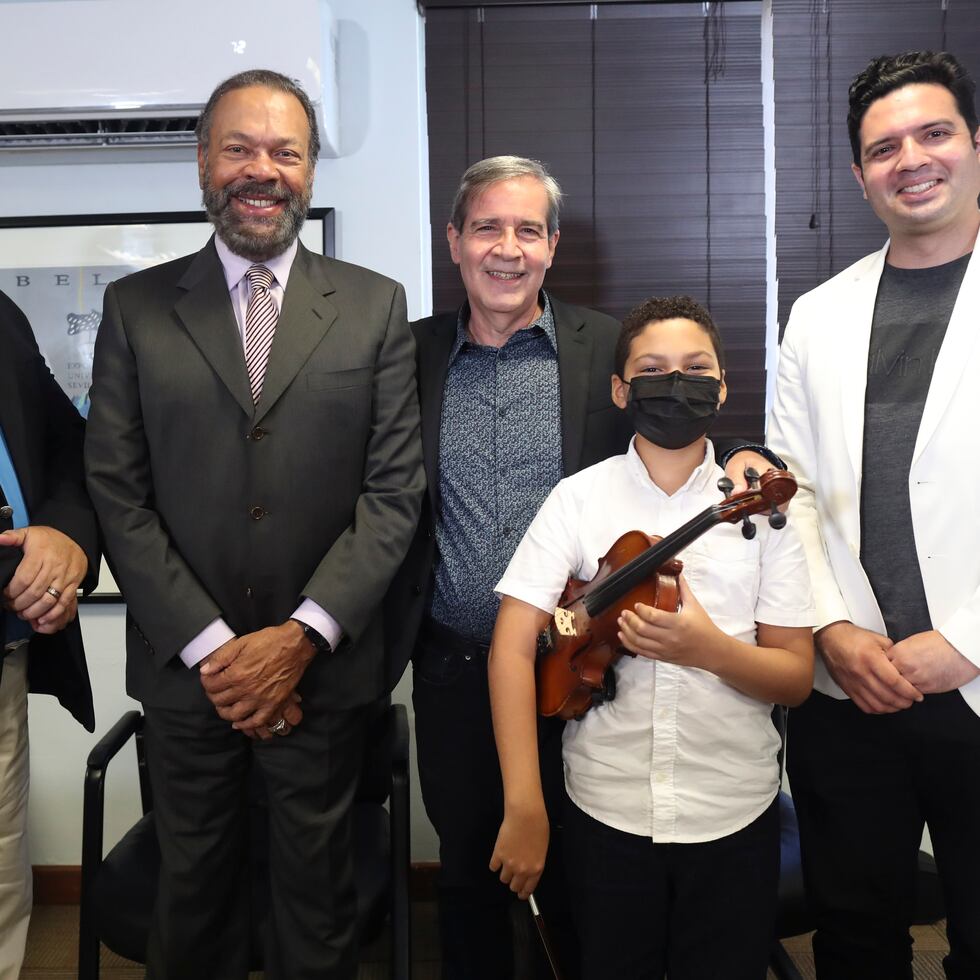 En la foto, el profesor Rafael Enrique Irizarry, Ángel "Cucco" Peña, Eric Delgado -presidente de WIPR- Santiago Peña y Alejandro Márquez, quienes participaron de la conferencia de prensa de la nueva programación de Allegro.