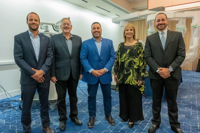 De izquierda a derecha, Dr. Micael López Acevedo, ginecólogo oncólogo, especialista en cirugía robótica; Dr. Luis R. Rosa Toledo, director médico de Bayamón Medical Center; Dr. Daniel Corsino, director de Anestesia de Puerto Rico Women and Children’s Hospital; Dra. Marilyn Toledo, directora médica de Puerto Rico Women and Children’s Hospital; y Lcdo. José S. Rosado, director ejecutivo de Bayamón Medical Center y Puerto Rico Women and Children’s Hospital, durante la presentación de da Vinci Xi.