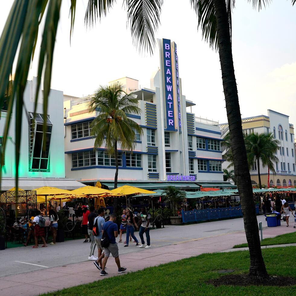 Personas caminan por Ocean Drive, en Miami Beach.