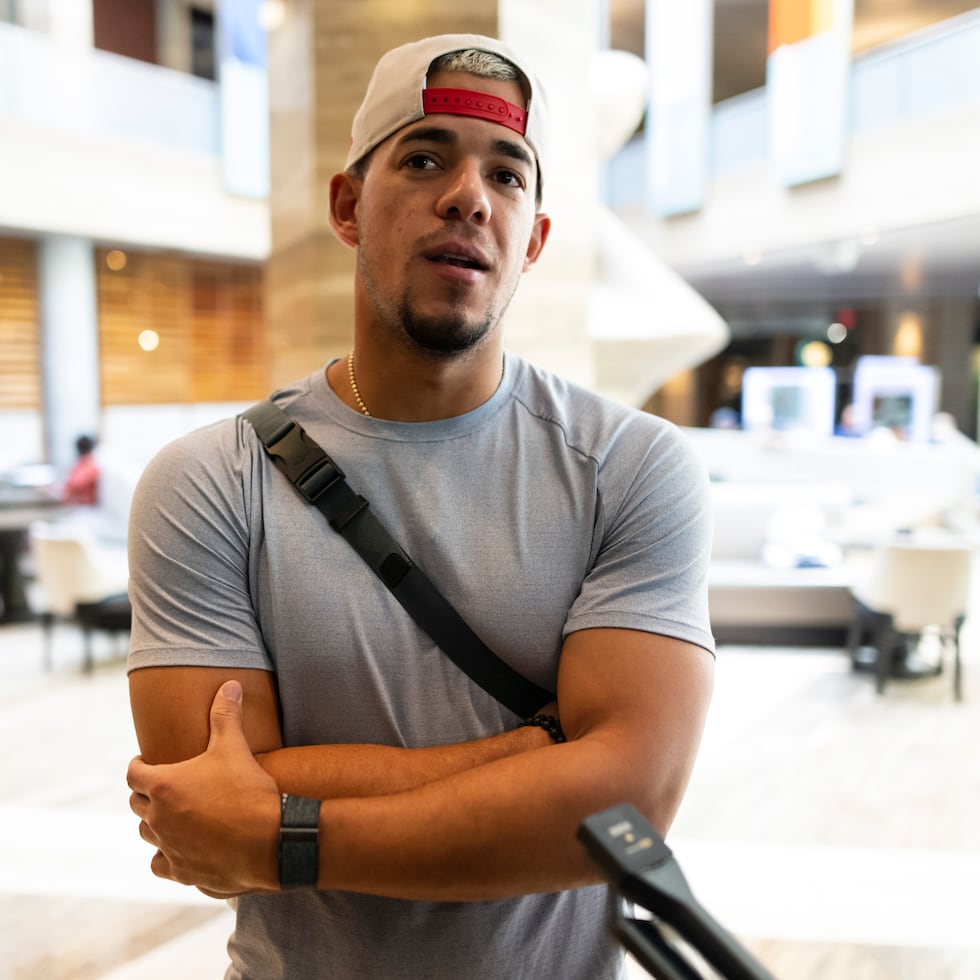 José Berríos a su salida del hotel de la novena de Puerto Rico, antes de reportarse a los entrenamientos de los Blue Jays de Toronto.