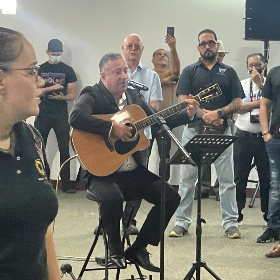 El cantante de música sacra Samuel Hernández durante las exequias de Lalo Rodríguez