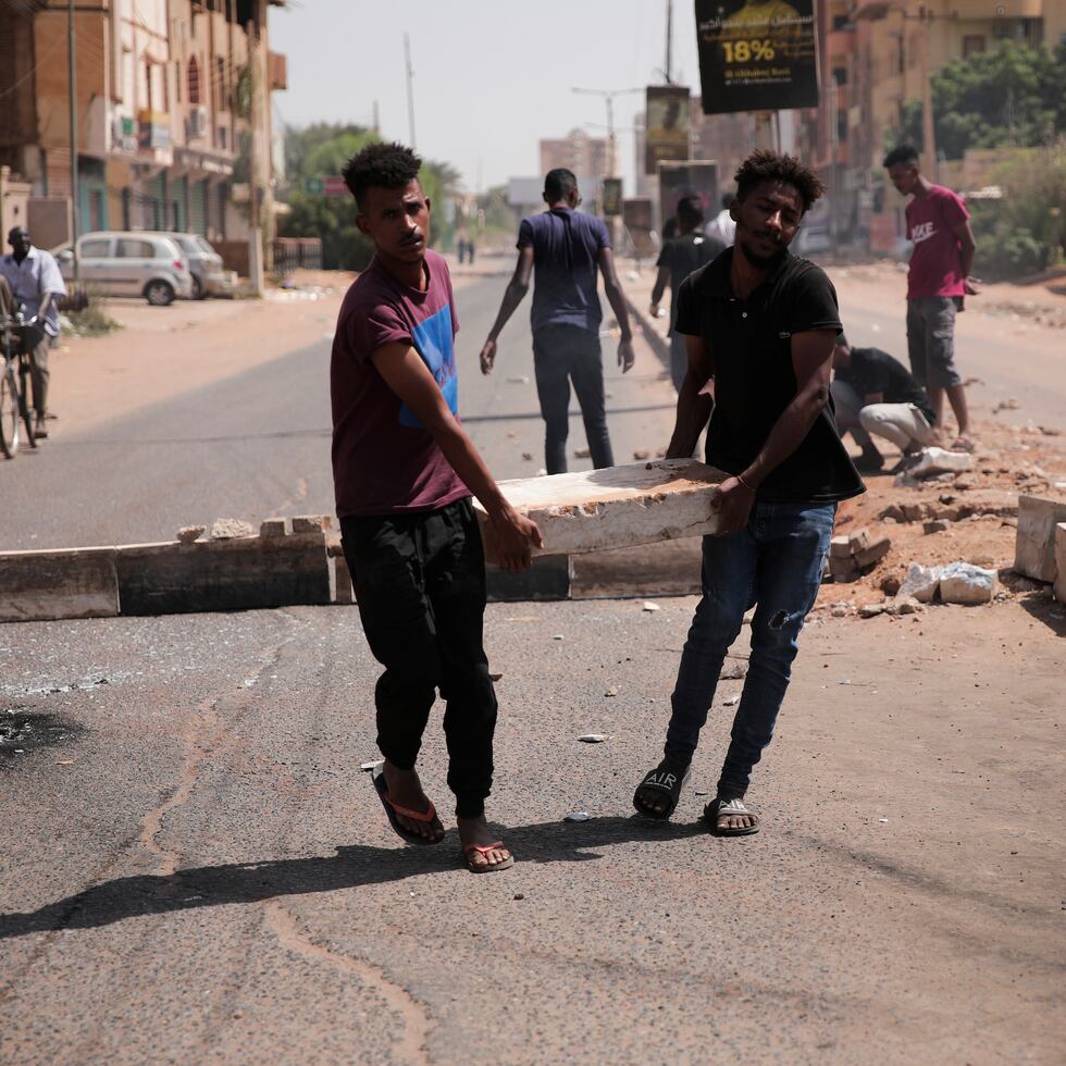 Un grupo de personas levanta una barricada durante una protesta un día después de que el ejército tomase el poder en Jartum, Sudán, el 26 de octubre de 2021.