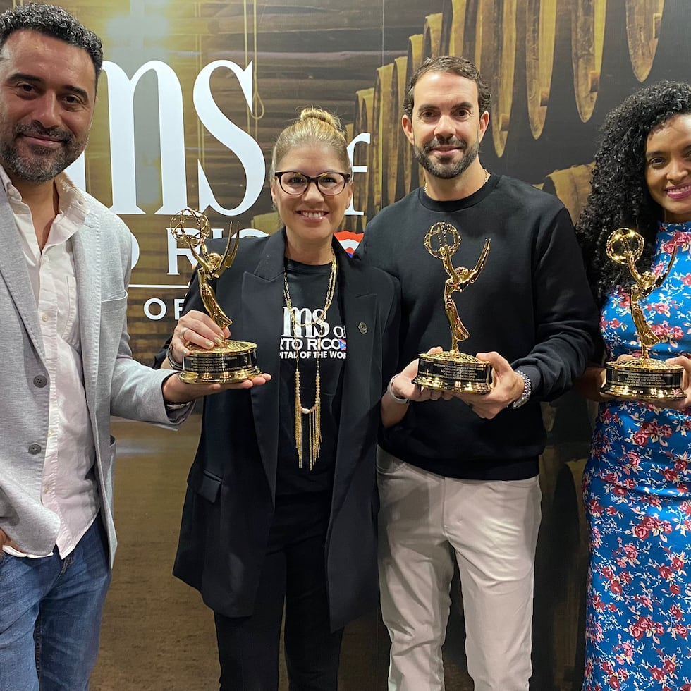 De izquierda a derecha, el director Arí Manuel Cruz, la directora del Programa Rones de Puerto Rico Maité Jordán, el productor Paco López y Julietta Rodríguez muestran el Emmy regional por el documental "Sounds of the Rum Capital".