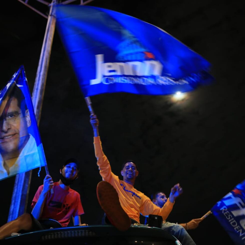 Seguidores del Partido Nuevo Progresista celebran frente a Vivo Beach Club en Carolina previo a la llegada de Pedro Pierluisi y Jenniffer González.