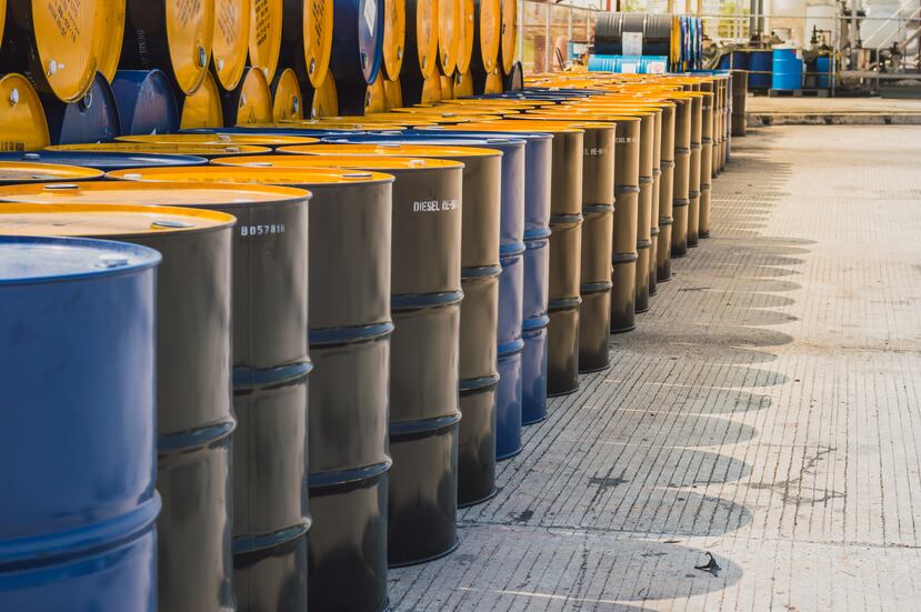 Varios barriles de petróleo ordenados en fila.