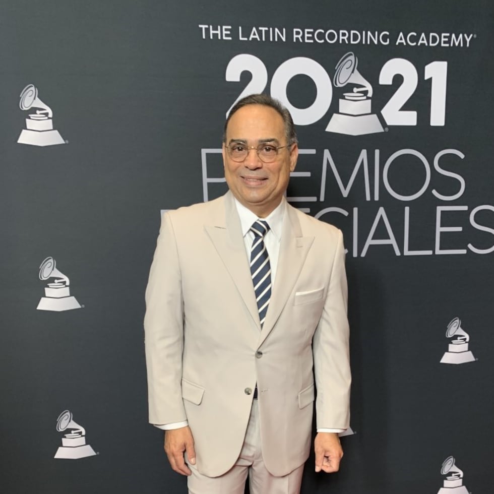 Gilberto Santa Rosa se encontraba muy emocionado a la vez que sorprendido por cargar con un reconocimiento que también le fue entregado a otras figuras legendarias de la música latina.