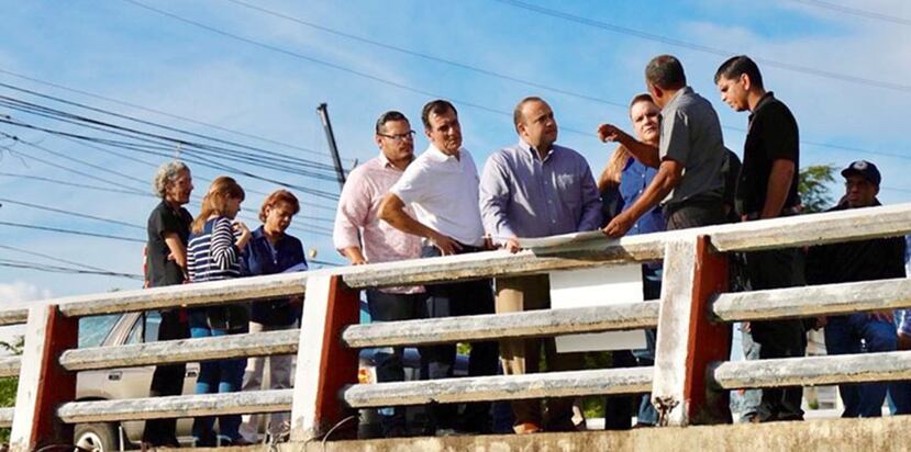 La comisionada González conversó con residentes de la urbanización University Gardens, de Río Piedras, antes de movilizarse hacia Toa Baja. (Suministrada)