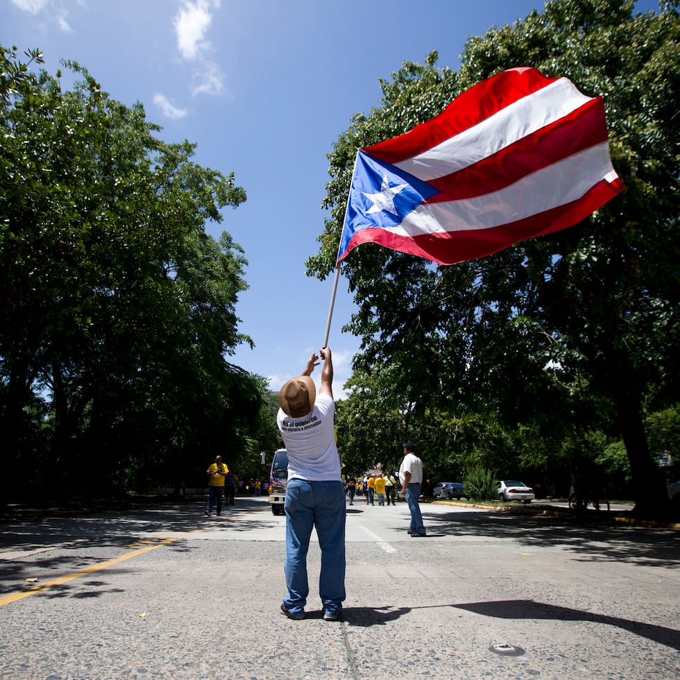 San Juan , Puerto Rico . Junio 25 , 2014 . REDACCION CENTRAL - FOTOS para ilustrar una historia sobre una marcha que realizaron miles de empleados de distintas corporaciones publicas , saliendo desde la sede del Departamento del Trabajo , en Hato Rey . La marcha se dividio en dos , una por la avenida Luis Munoz Rivera y otra por la Ponce de Leon hacia la Milla de Oro . EN LA FOTO la marcha por la avenida Munoz Rivera .
FOTO POR:  tonito.zayas@gfrmedia.com
Ramon " Tonito " Zayas / GFR Media