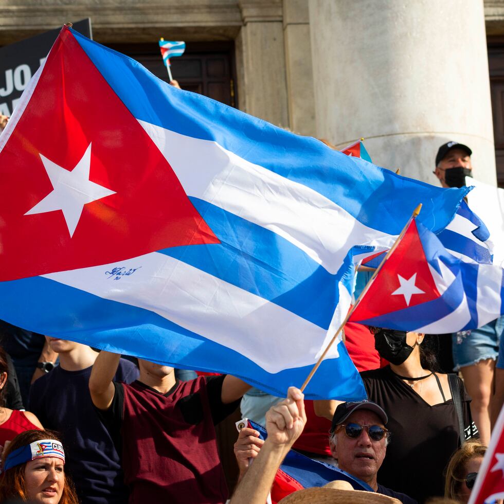 Decenas de cubanos residentes en Puerto Rico se manifestaron hoy frente a las escalinatas del Capitolio en solidaridad con sus compatriotas que salieron a manifestarse. Junto a ellos hubo puertorriqueños, venezolanos y colombianos.