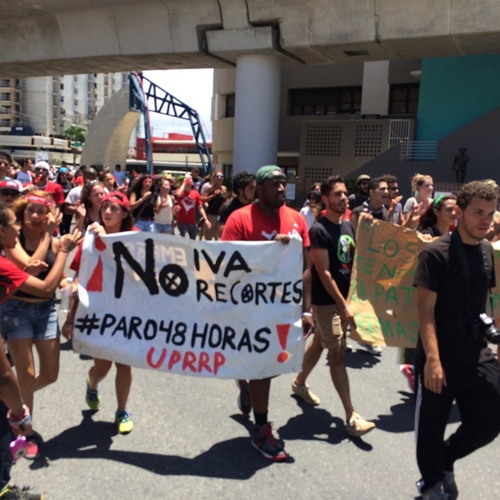 Estudiantes marcharon por las calles de Río Piedras como parte del paro de 48 horas.