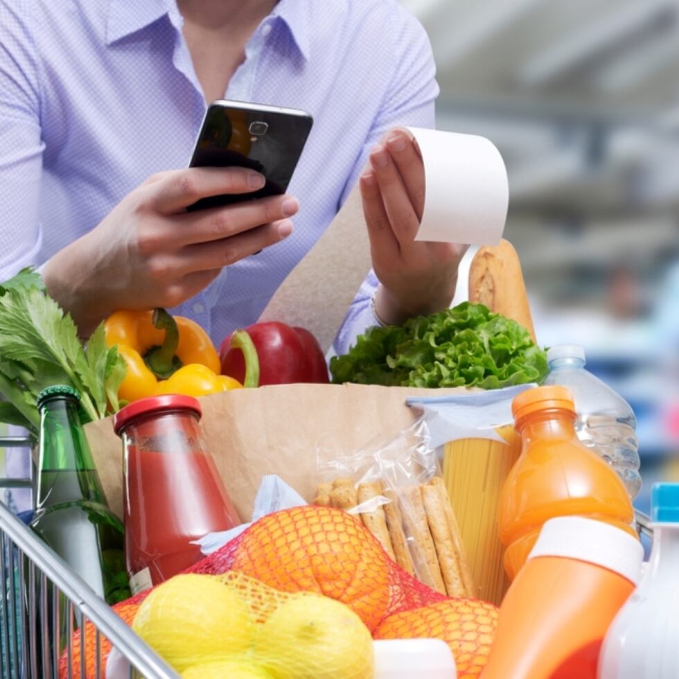 Para Eugenio Alonso, presidente de Consumer Credit Counseling, pagar con tarjeta de crédito las compras de supermercado cuando el dinero no alcanza es un error, pues incrementa el nivel de deuda del consumidor.