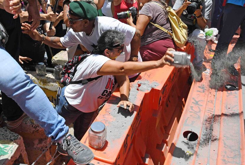 Una mujer lanza cenizas frente a La Fortaleza.