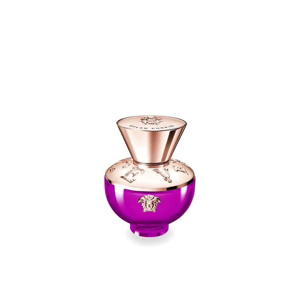 Sensual - La nueva Versace Pour Femme Dylan Purple busca resaltar la sensualidad femenina a través de su embriagante aroma que une frutas con exóticas flores y ambarinas para regalarte un aroma con el que no pasarás desapercibida.