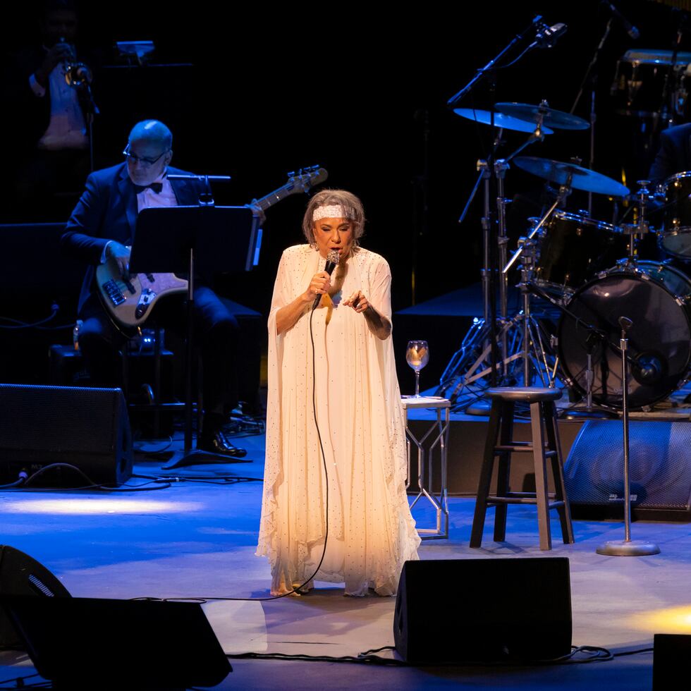 Lucecita Benítez en su concierto en el Centro de Bellas Artes de Santurce.