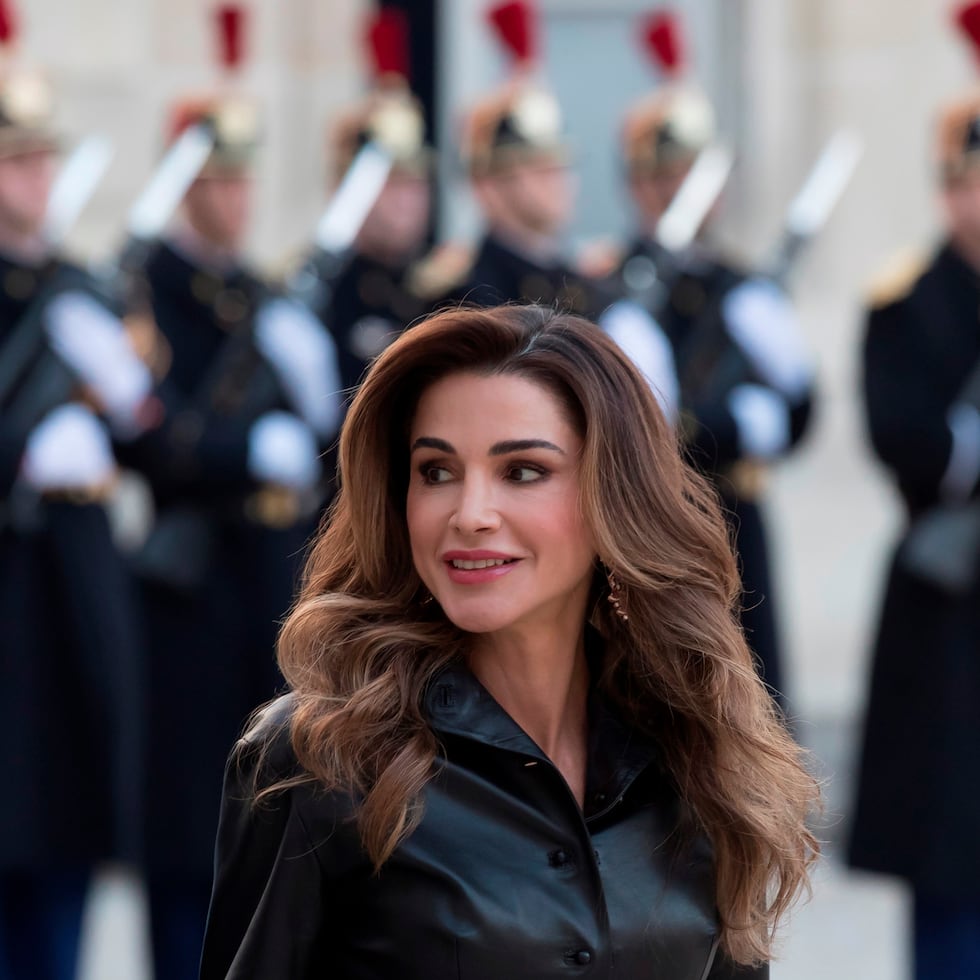 Rania al Abdalá es mundialmente conocida por su belleza, enmarcada por una larga melena ondulada y morena, y acentuada por un impoluto sentido estilístico que la hace acaparar los flashes. (Agencia EFE)