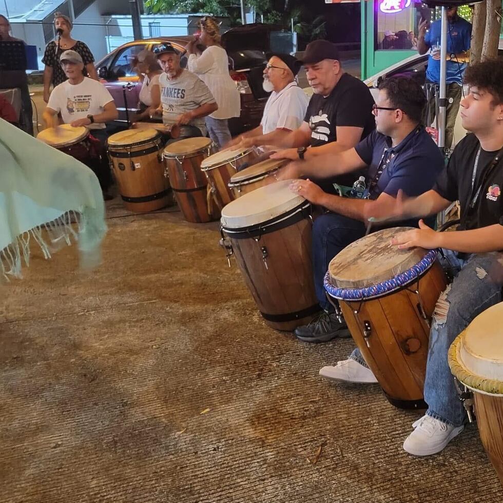 El Taller Palenque lleva celebrando su Bombazo Vaquero el tercer sábado del mes desde hace meses en la plazoleta Ignacio Zorilla, en Bayamón. La foto fue de la última actividad en marzo.