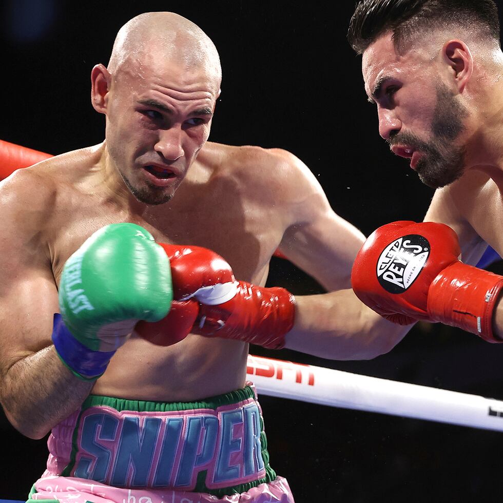 José Pedraza (izquieda) y José Ramírez intercambia golpes durante su combate.