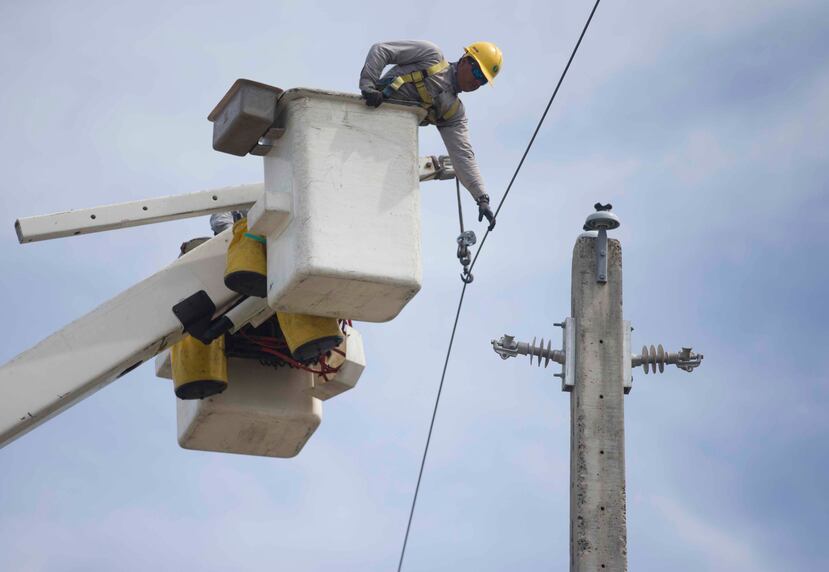 Imagen de brigadas de celadores de la Autoridad de Energía Eléctrica (AEE) trabajando en Sabana Seca en Toa Baja con la reparación del tendido eléctrico.