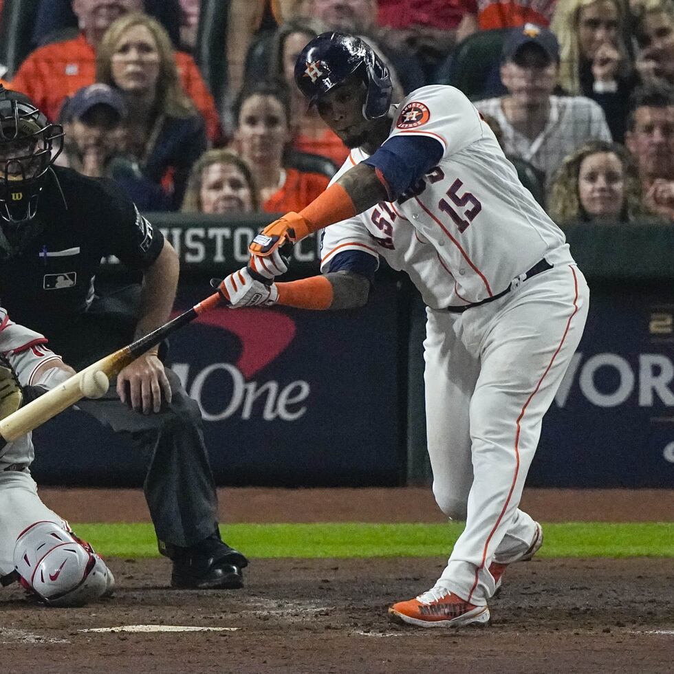 Martín Maldonado da un hit en el primer partido de la Serie Mundial contra los Phillies con el bate que le envió Albert Pujols.