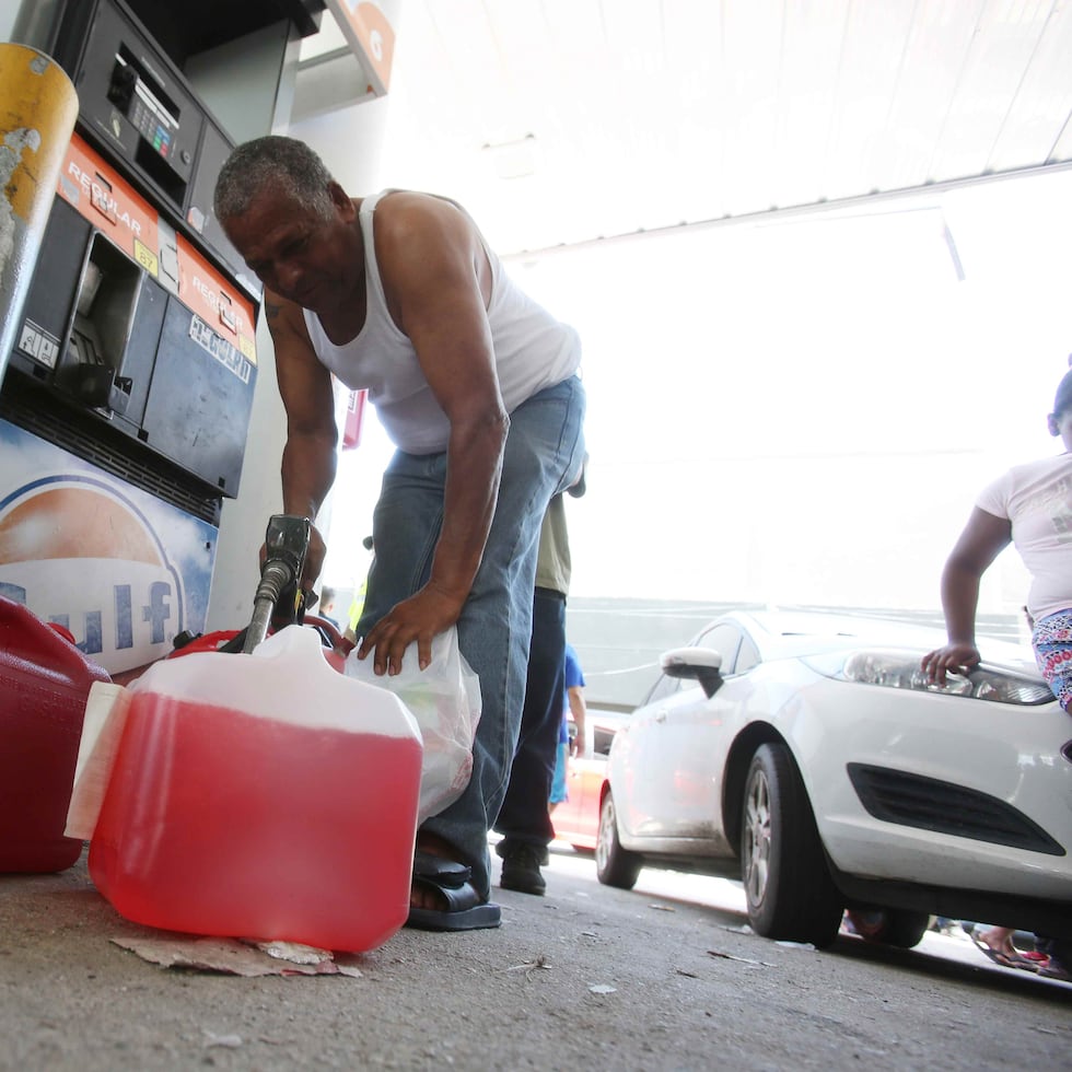 La carencia de energía eléctrica derivó en la del combustible y vimos en peligro la capacidad de transportarnos y de satisfacer en gran medida las necesidades básicas en el hogar. (Especial para GFR Media/Alex Rafael Román)