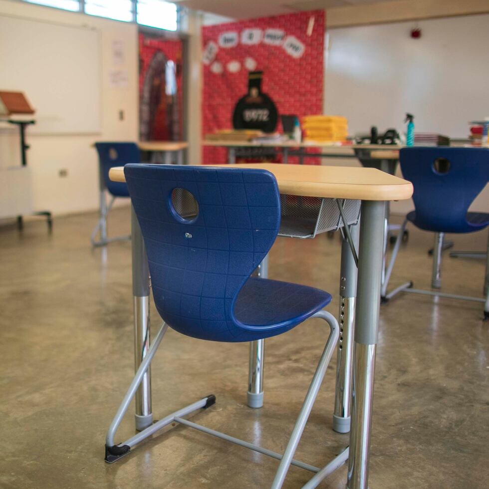 Este salón  de la escuela José Antonio Dávila en Bayamón está siendo preparado para recibir a los estudiantes cuando se reanuden las clases.