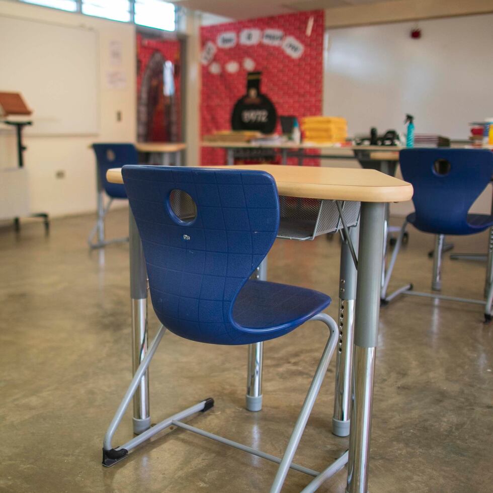 Este salón  de la escuela José Antonio Dávila en Bayamón está siendo preparado para recibir a los estudiantes cuando se reanuden las clases.