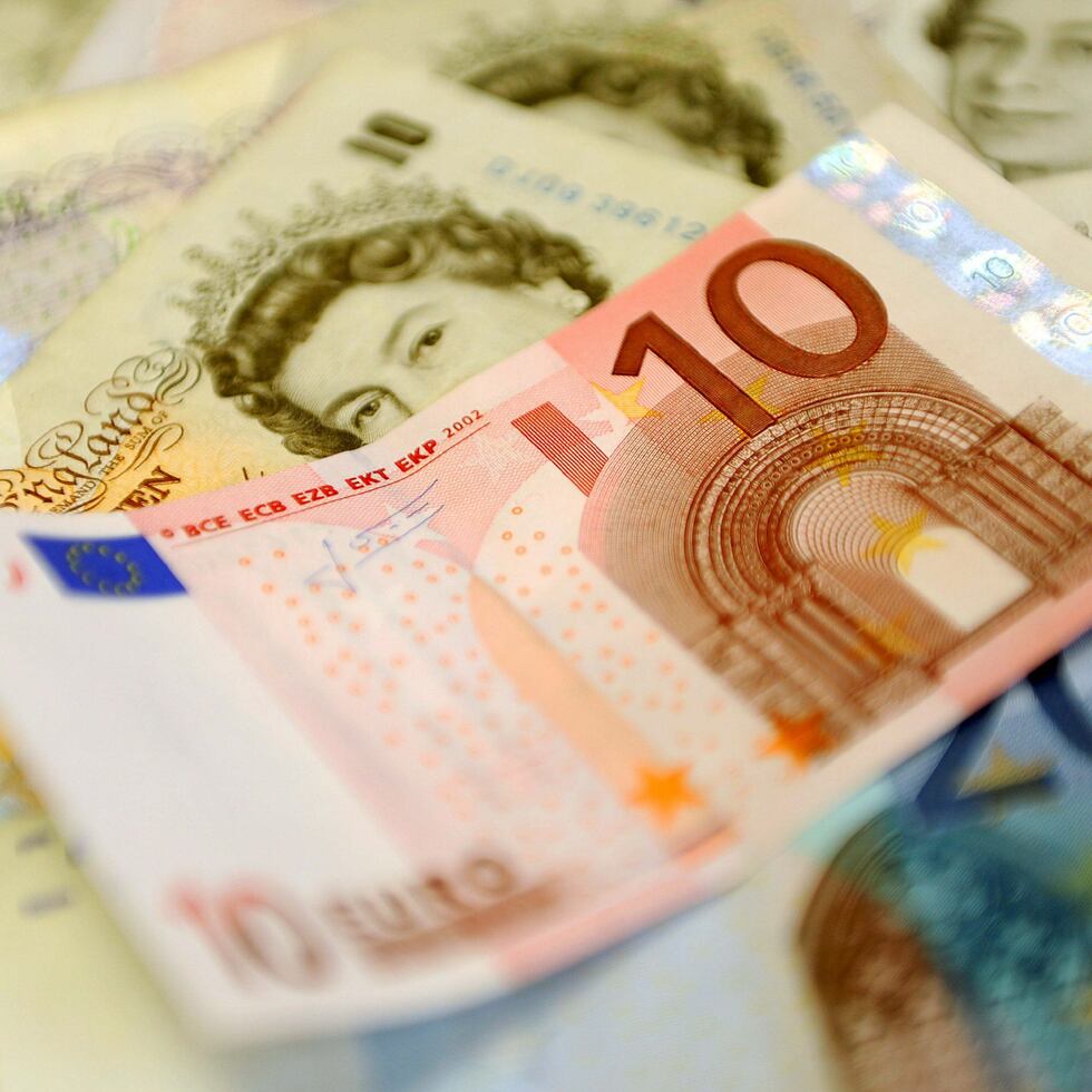 ARA40 LONDRES (REINO UNIDO) 15/12/2008.- Libras y Euros en una oficina de cambio de moneda en Londres, Reino Unido, hoy 15 de diciembre de 2008. La libra esterlina bajó hoy por sexta jornada consecutiva y registró un nuevo mínimo histórico frente al euro, en una nueva muestra de los efectos de la crisis en el Reino Unido. La libra cotizaba a 1,1111 euros en el mercado de divisas, su valor más bajo desde la introducción de la moneda única europea en 1999. EFE/Andy Rain