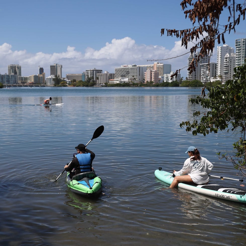 Kayakeros en la laguna de Condado en el día que comenzaron a ocurrir los desbordes de aguas usadas.