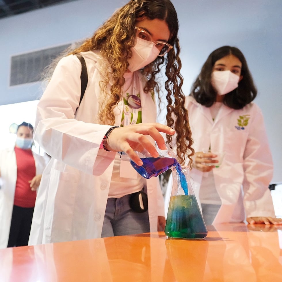 Las Embajadoras STEM participaron de talleres del Programa Semillas de Triunfo de CienciaPR.