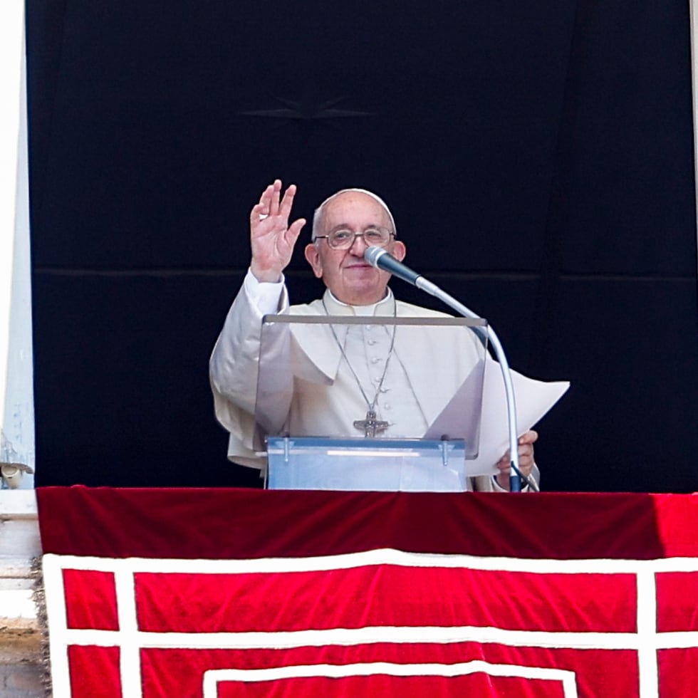 El papa Francisco en la ventana de sus dependencias en el Vaticano. EFE/EPA/FABIO FRUSTACI

