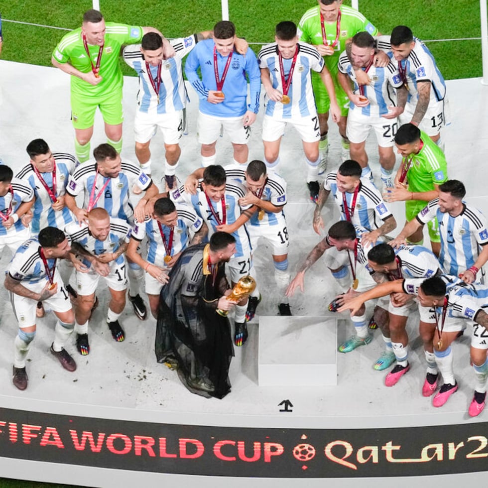 Los jugadores de Argentina celebran en el podio.